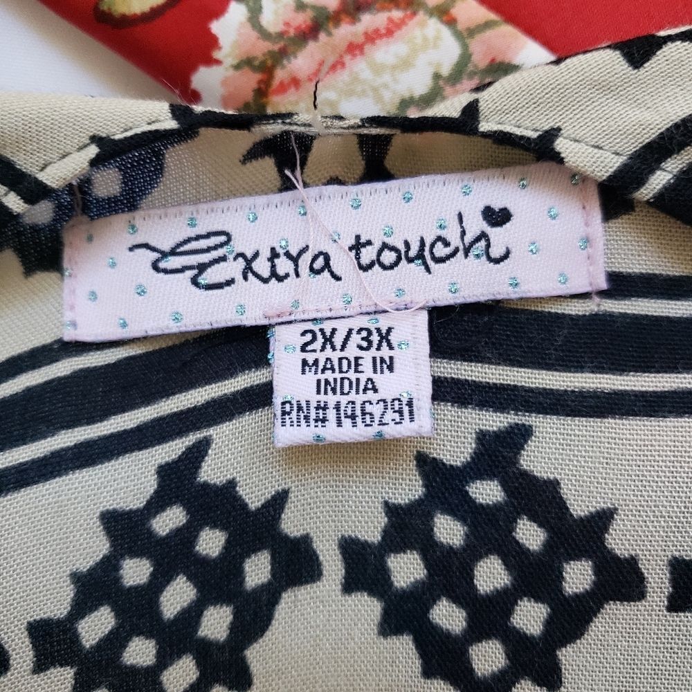 Extra Touch kimono - Picture 2 of 5